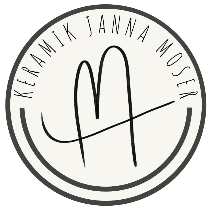 Logo Jana Moser, Keramik. Schwarzer Kreis mit Schriftzug und Signet in der Mitte.